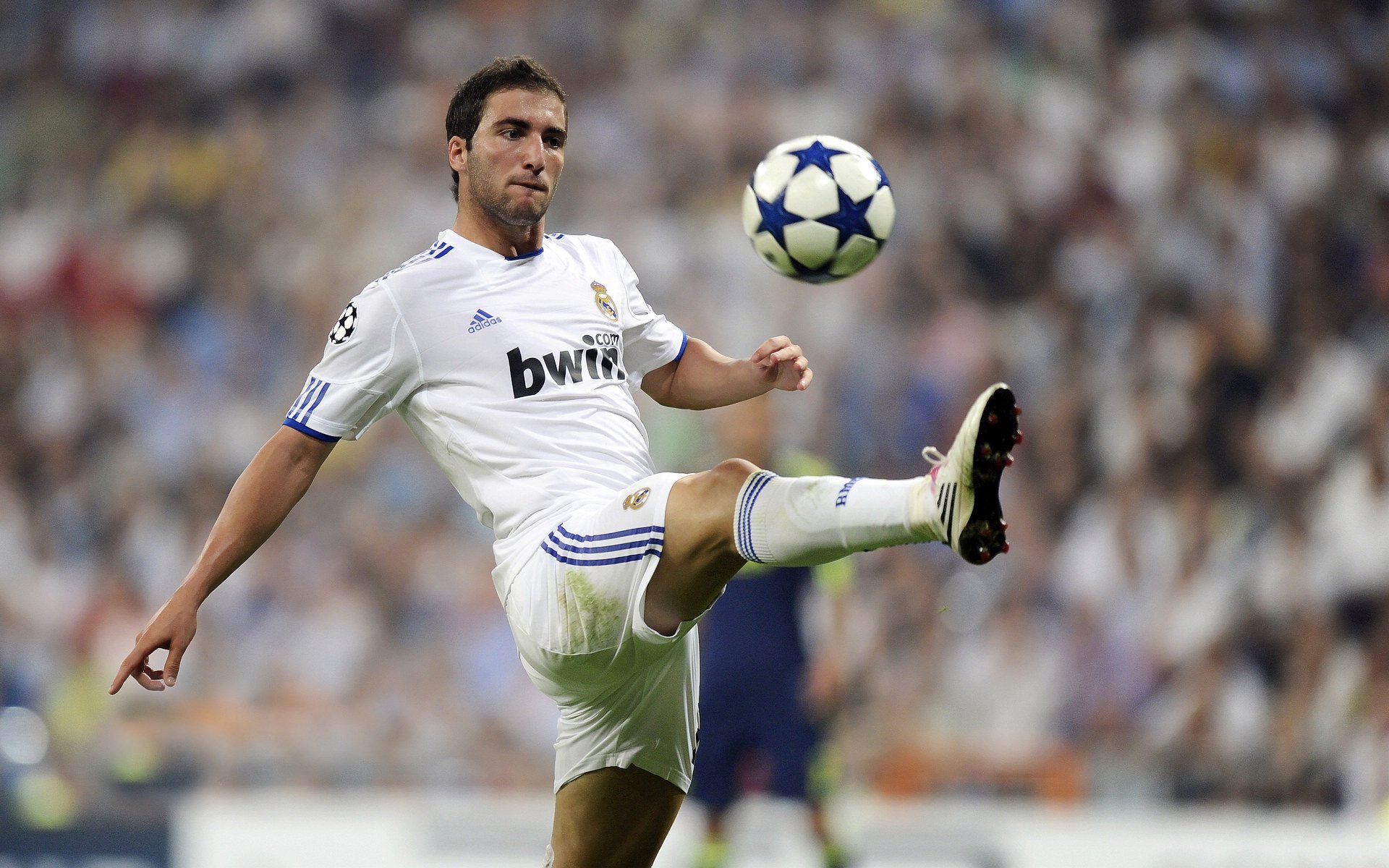 险胜首场状态出色，拜仁观众沸腾！JackeyLove重返赛场全场沸腾不已——跨界热潮引爆球场与电竞场的双向震动